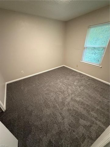 13 Hedge LN G, Portsmouth, VA 23701
