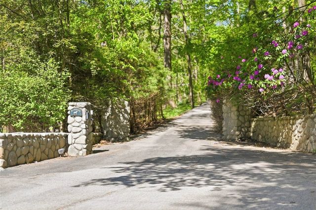 950 Blackburn Rd, Sewickley Heights, PA 15143