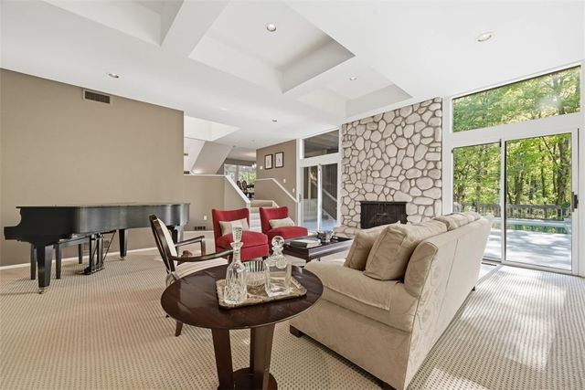 950 Blackburn Rd, Sewickley Heights, PA 15143