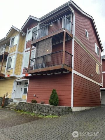 5728 Roosevelt Way NE, Seattle, WA 98105