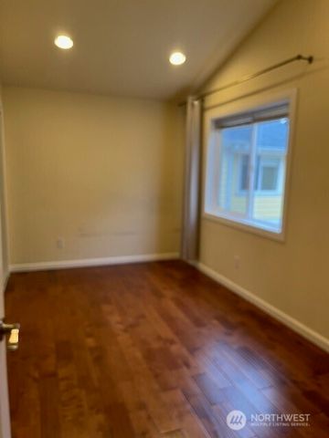 5728 Roosevelt Way NE, Seattle, WA 98105