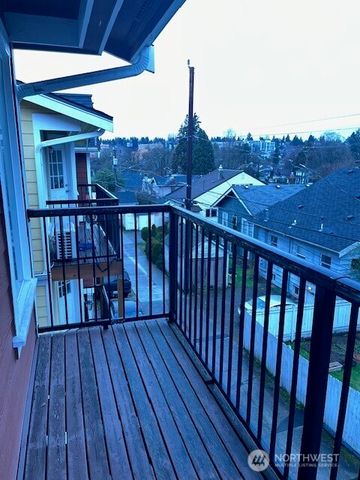 5728 Roosevelt Way NE, Seattle, WA 98105