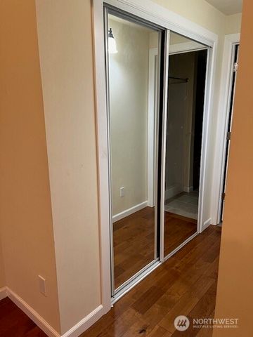 5728 Roosevelt Way NE, Seattle, WA 98105