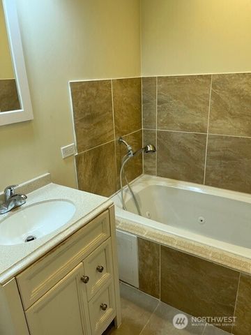 5728 Roosevelt Way NE, Seattle, WA 98105