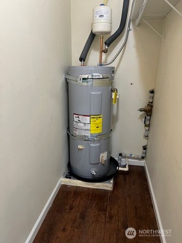 5728 Roosevelt Way NE, Seattle, WA 98105