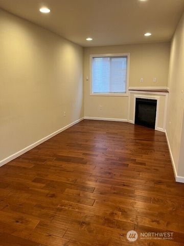 5728 Roosevelt Way NE, Seattle, WA 98105