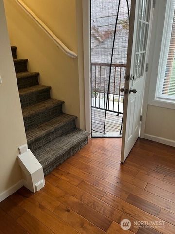 5728 Roosevelt Way NE, Seattle, WA 98105