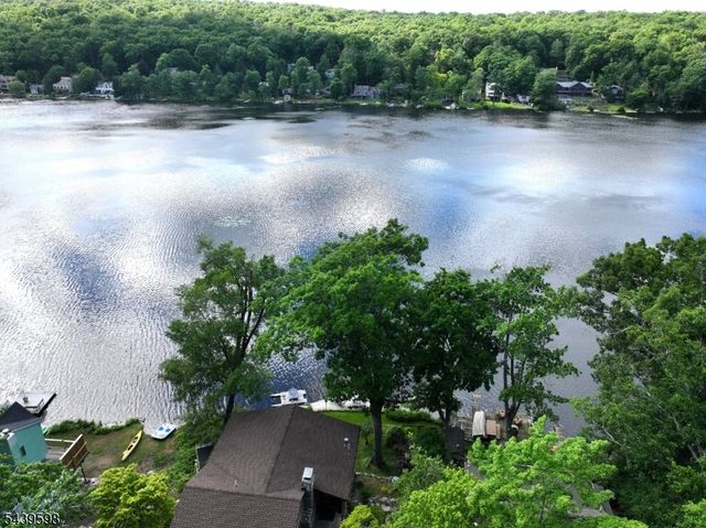 35 E Shore Trl, Sandyston Twp., NJ 07826