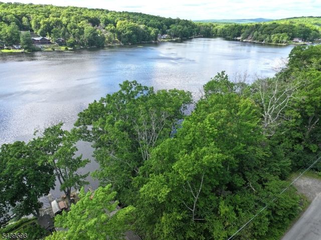 35 E Shore Trl, Sandyston Twp., NJ 07826