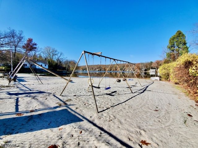 35 E Shore Trl, Sandyston Twp., NJ 07826