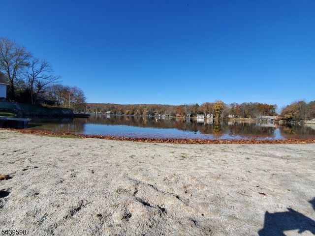 35 E Shore Trl, Sandyston Twp., NJ 07826