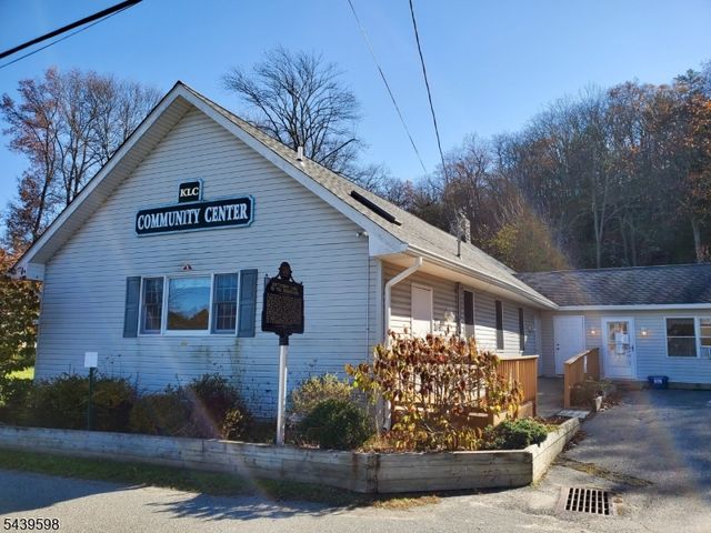 35 E Shore Trl, Sandyston Twp., NJ 07826