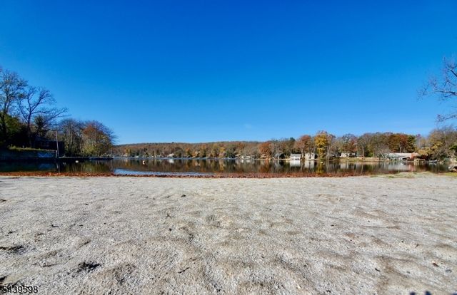 35 E Shore Trl, Sandyston Twp., NJ 07826