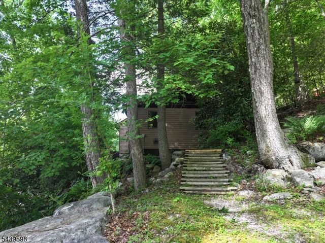 35 E Shore Trl, Sandyston Twp., NJ 07826