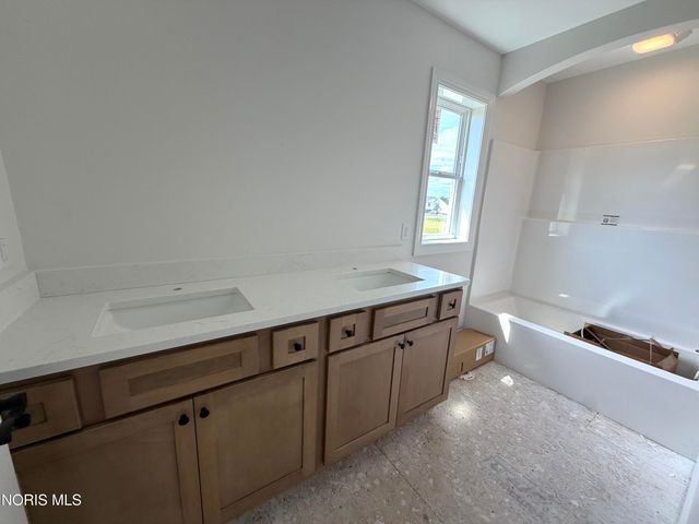 9841 Featherwood Lane, Sylvania, OH 43560
