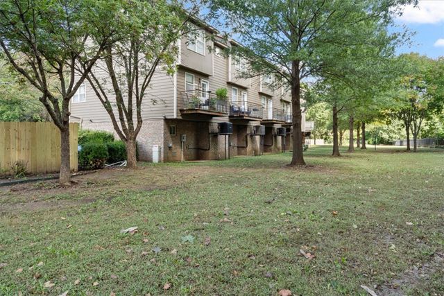 1844 N Scull Creek Drive, Fayetteville, AR 72703