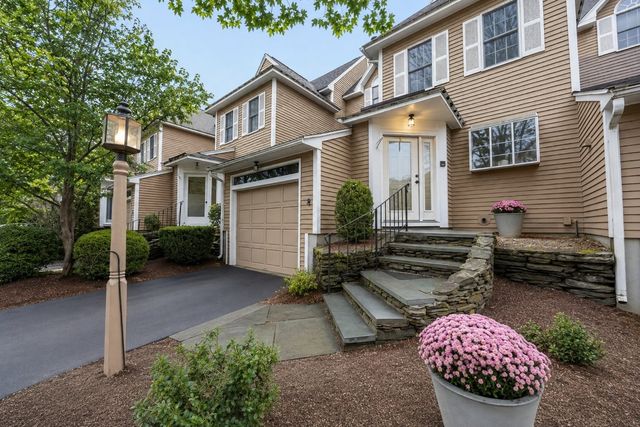 8 Fairway View Ln 8, Norton, MA 02766