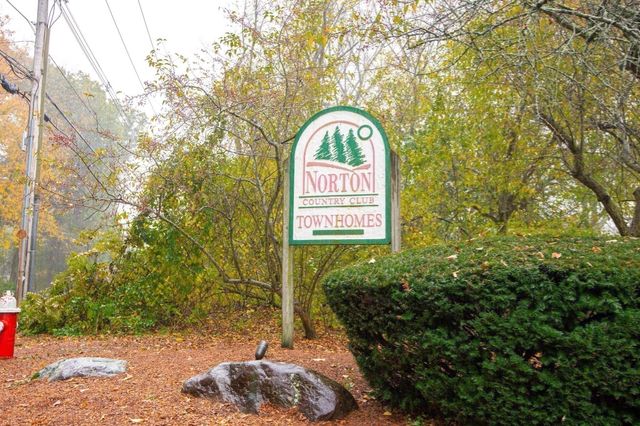 8 Fairway View Ln 8, Norton, MA 02766