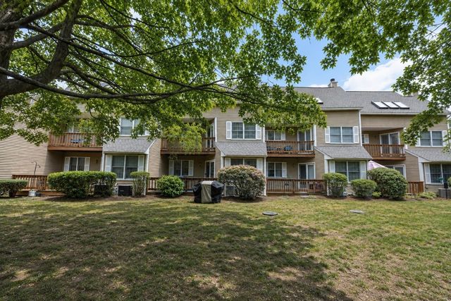 8 Fairway View Ln 8, Norton, MA 02766
