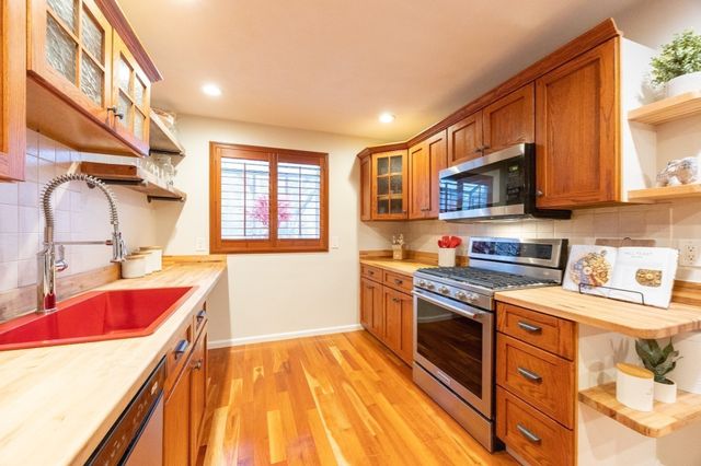 8 Fairway View Ln 8, Norton, MA 02766