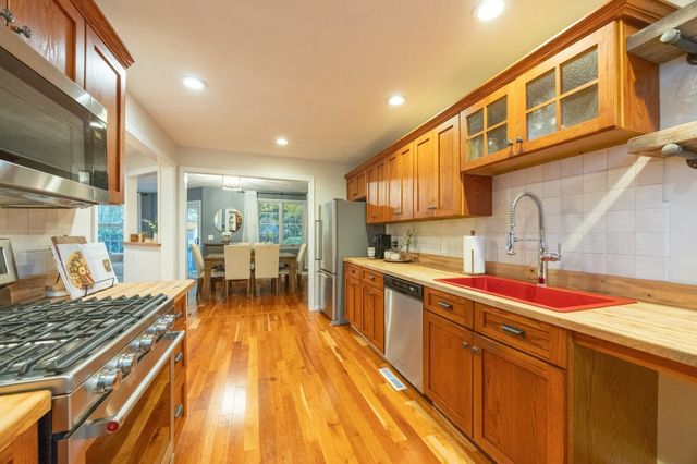 8 Fairway View Ln 8, Norton, MA 02766