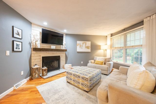 8 Fairway View Ln 8, Norton, MA 02766