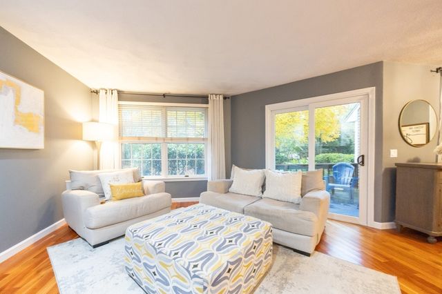8 Fairway View Ln 8, Norton, MA 02766