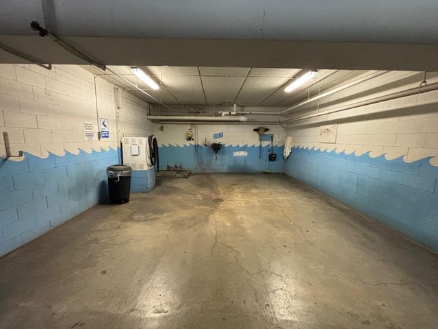 6075 Lincoln Drive 201, Edina, MN 55436