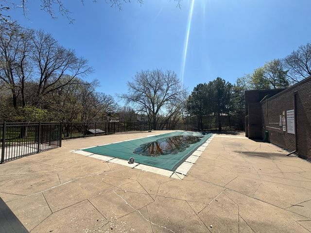 6075 Lincoln Drive 201, Edina, MN 55436