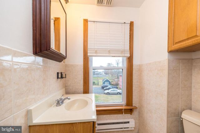 803 W BROAD ST, Quakertown, PA 18951