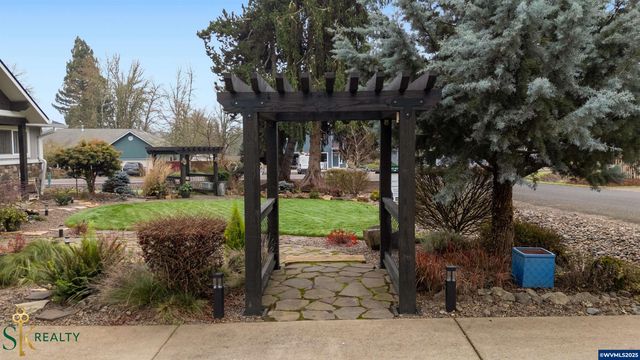 2555 NW Squire Pl, Albany, OR 97321