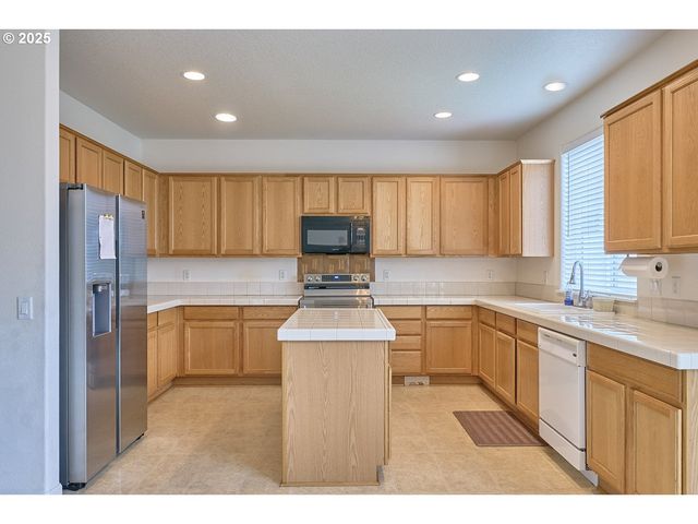 1978 Sw 34TH St, Gresham, OR 97080