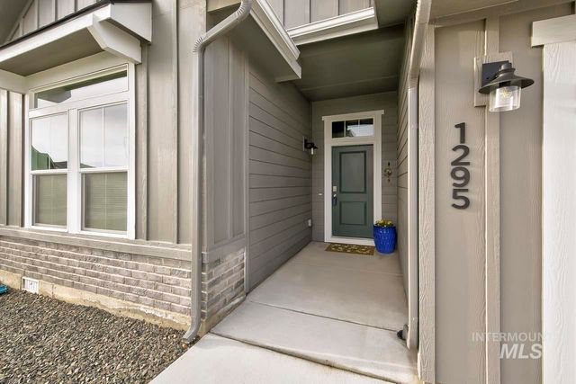 1295 W Buffalo River Dr, Meridian, ID 83642