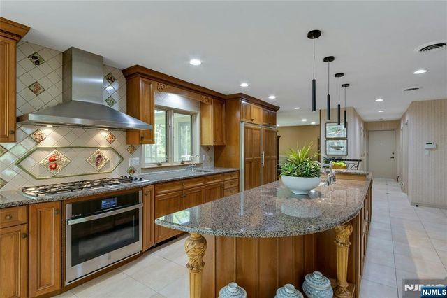 78 Apple Ridge, Woodcliff Lake, NJ 07677