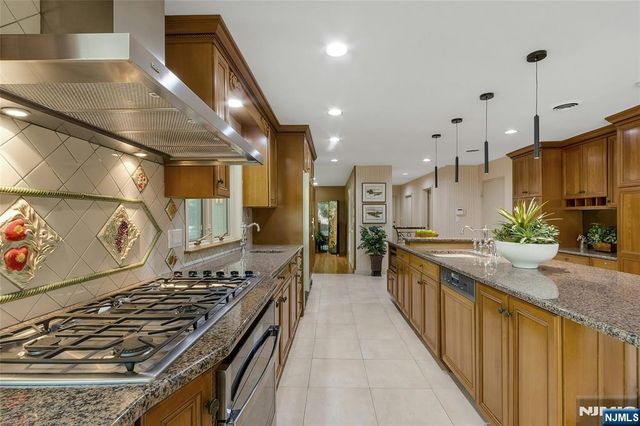 78 Apple Ridge, Woodcliff Lake, NJ 07677