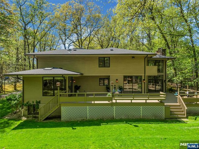 78 Apple Ridge, Woodcliff Lake, NJ 07677