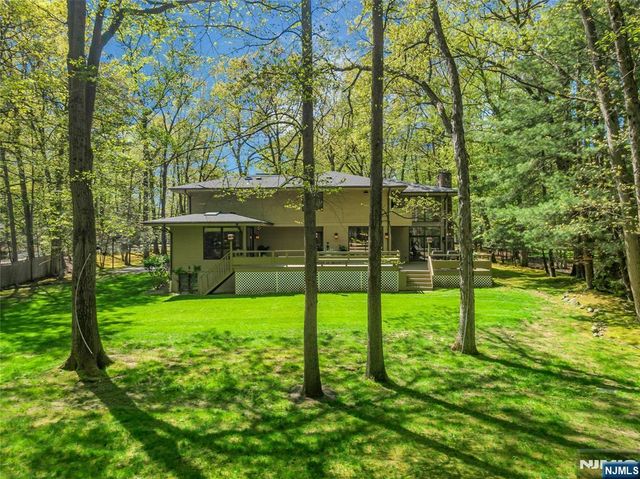 78 Apple Ridge, Woodcliff Lake, NJ 07677