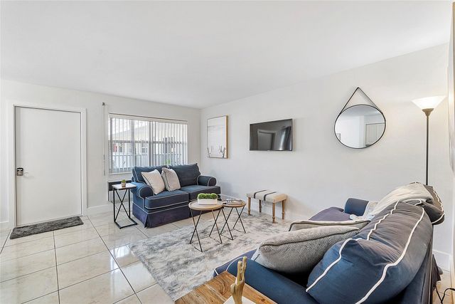 3230 NE 13th Street 102, Pompano Beach, FL 33062