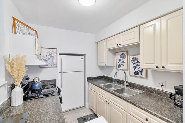 3230 NE 13th Street 102, Pompano Beach, FL 33062