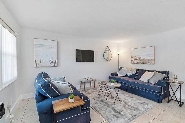 3230 NE 13th Street 102, Pompano Beach, FL 33062