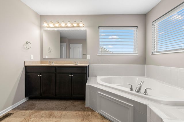 150 Mannaseh Drive W, Granville, OH 43023