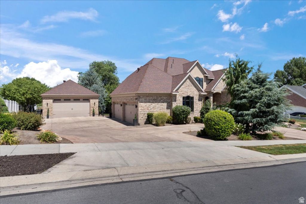Image 2 of property listing at 1064 W PARK PALISADE DR, South Jordan, UT 84095