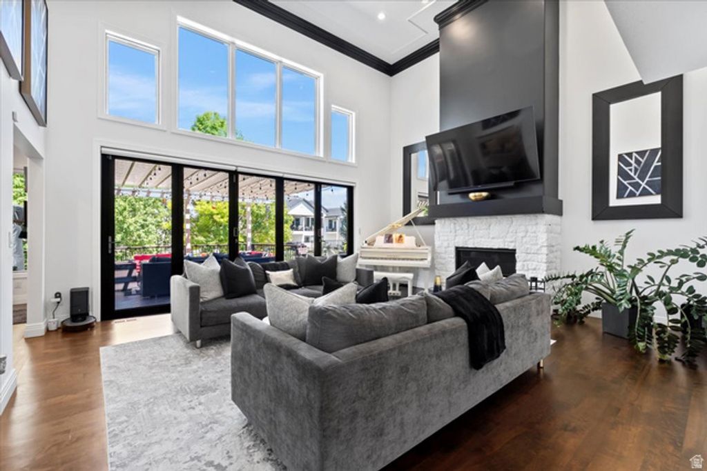 Image 4 of property listing at 1064 W PARK PALISADE DR, South Jordan, UT 84095