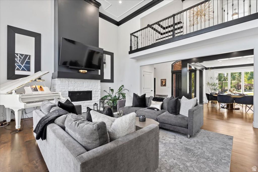 Image 5 of property listing at 1064 W PARK PALISADE DR, South Jordan, UT 84095