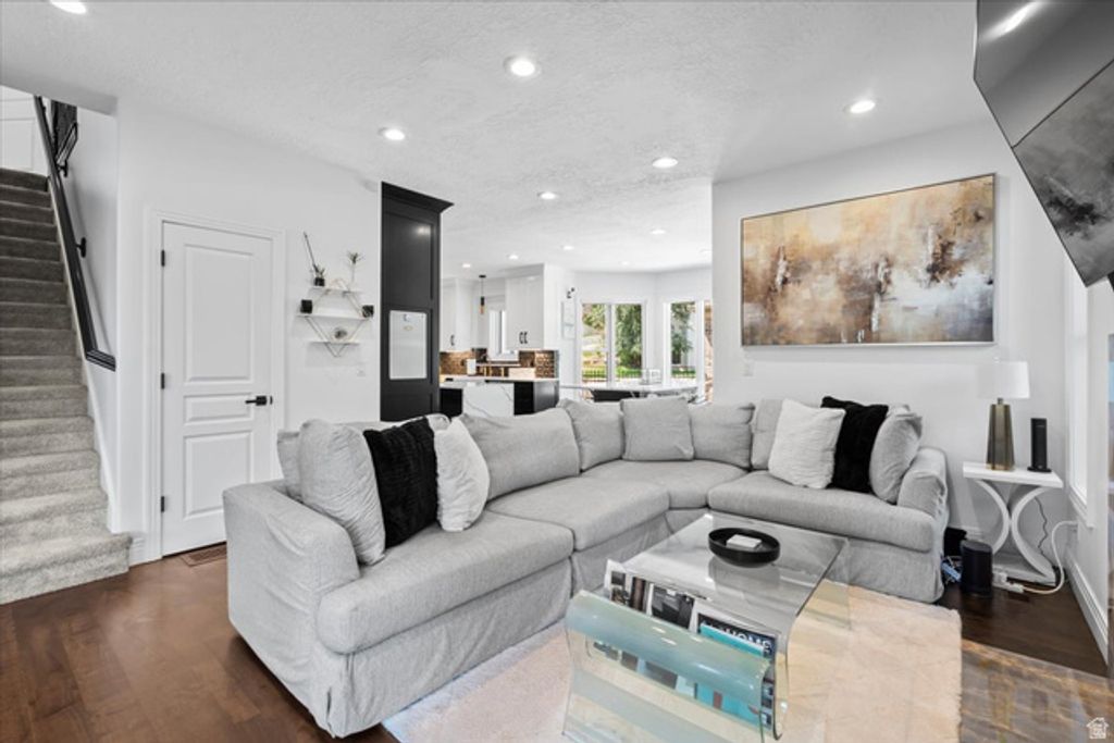 Image 9 of property listing at 1064 W PARK PALISADE DR, South Jordan, UT 84095