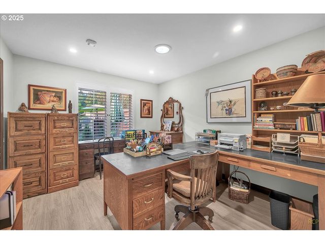 10290 Sw GREENLEAF Ter, Portland, OR 97224