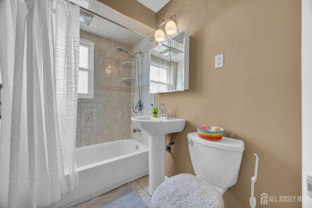 17 Hillcrest Avenue, Edison, NJ 08817