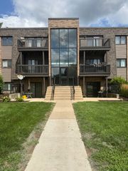 1424 Stonebridge Circle 12, Wheaton, IL 60189