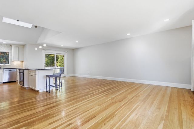 123 Lincoln Pkwy, Lowell, MA 01851