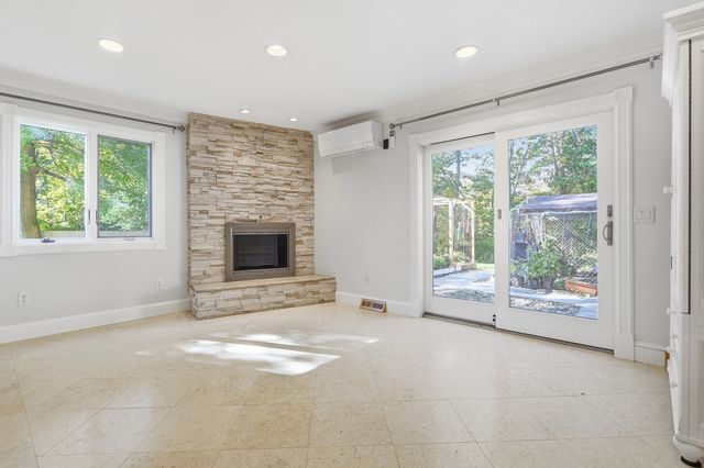 123 Lincoln Pkwy, Lowell, MA 01851